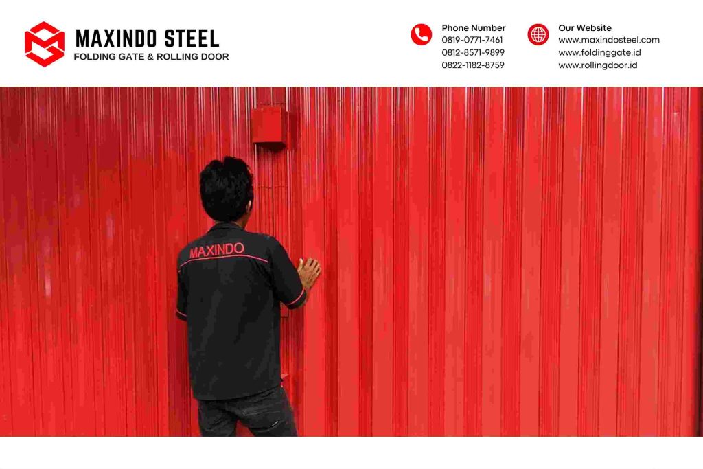 Pemasangan folding gate galvalum warna orange slat 05 mm rangka super untuk bengkel motor di Balaraja Tangerang oleh Maxindo Steel – jasa pasang folding gate Tangerang cepat, rapi, dan bergaransi.