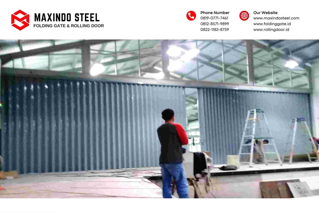 Pemasangan folding gate galvalum slat 05 mm rangka ekonomis untuk toko di Serpong Tangerang oleh Maxindo Steel – jasa pasang folding gate Tangerang cepat, rapi, dan bergaransi.