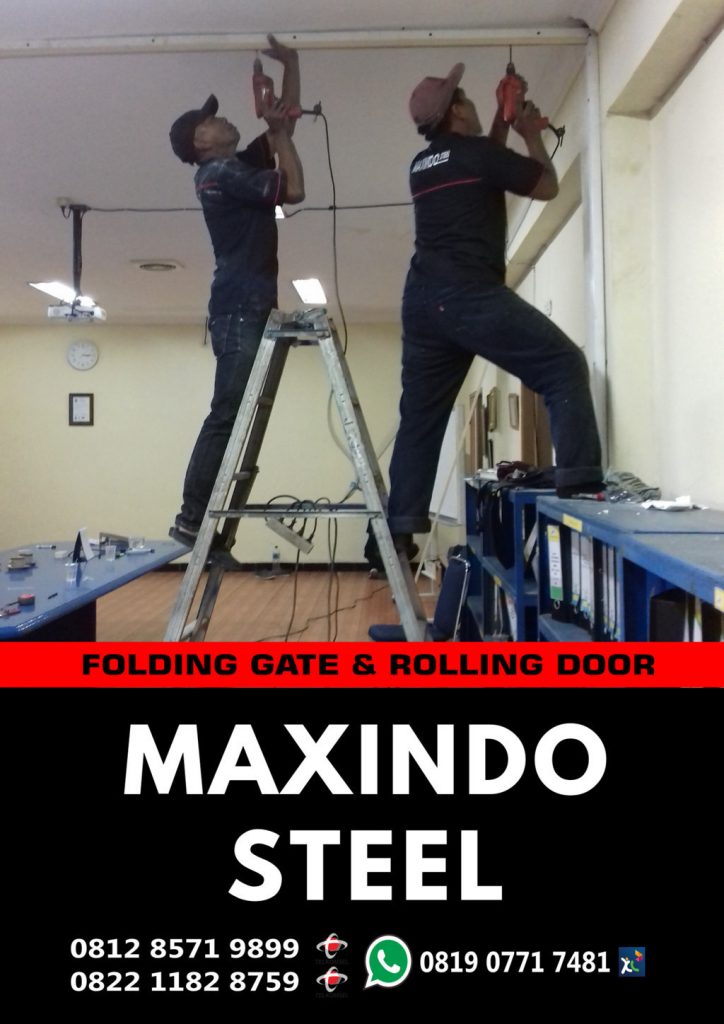 proses instalasi pintu harmonika